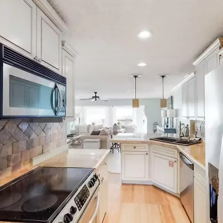 Green Reef # 4 Gorgeous Beachfront Townhome Sleeps 8